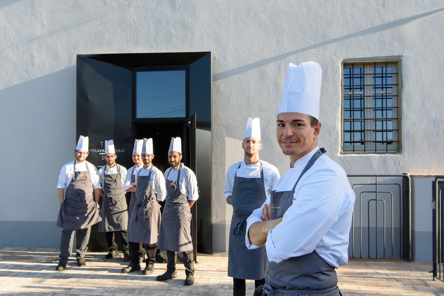 Staff del resort Laqua Vineyard di Cannavacciuolo