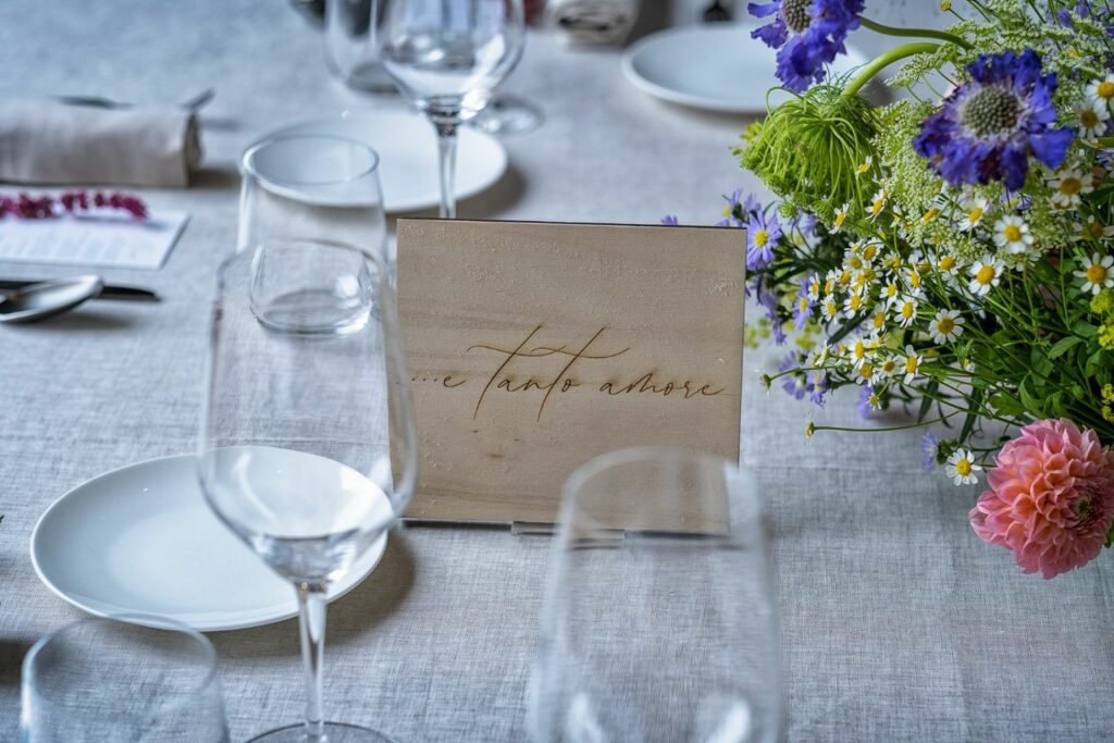 Tavolo decorato per matrimonio a Laqua Countryside