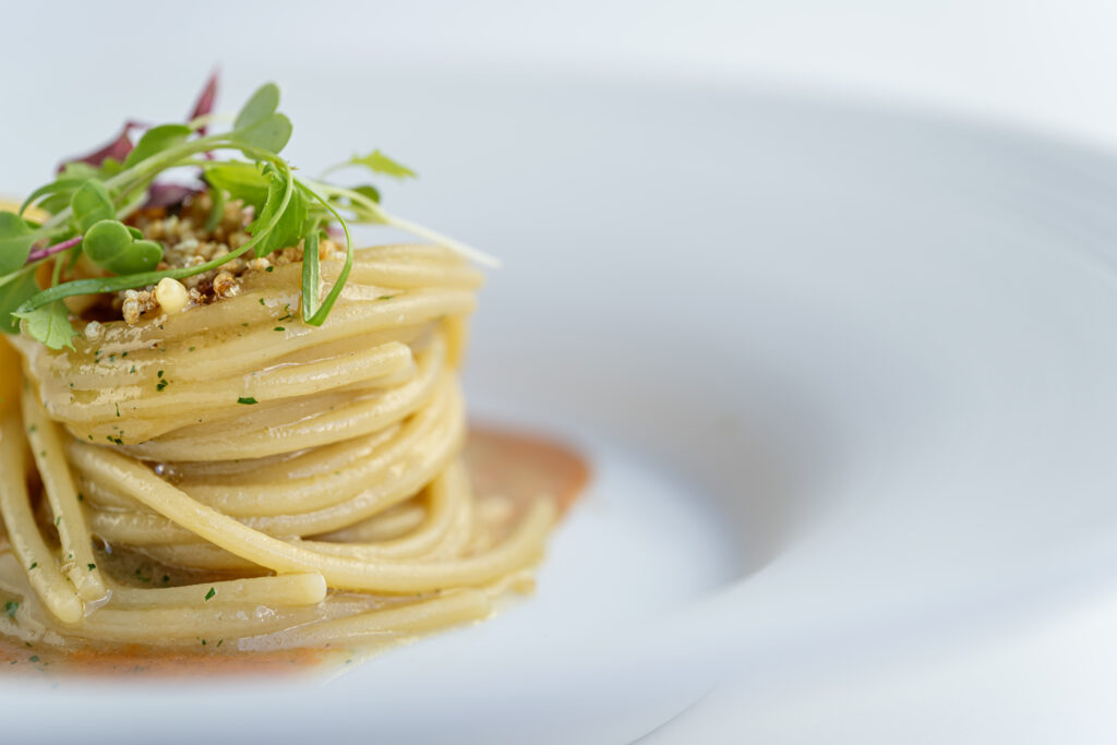 Spaghettoni-ricci-di-mare-mandorle-e-quinoa-di Cannavacciuolo