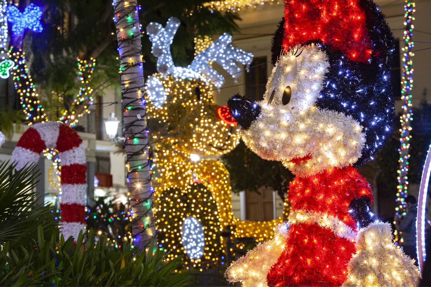 luminarie con personaggi Disney a sorrento durante il Natale